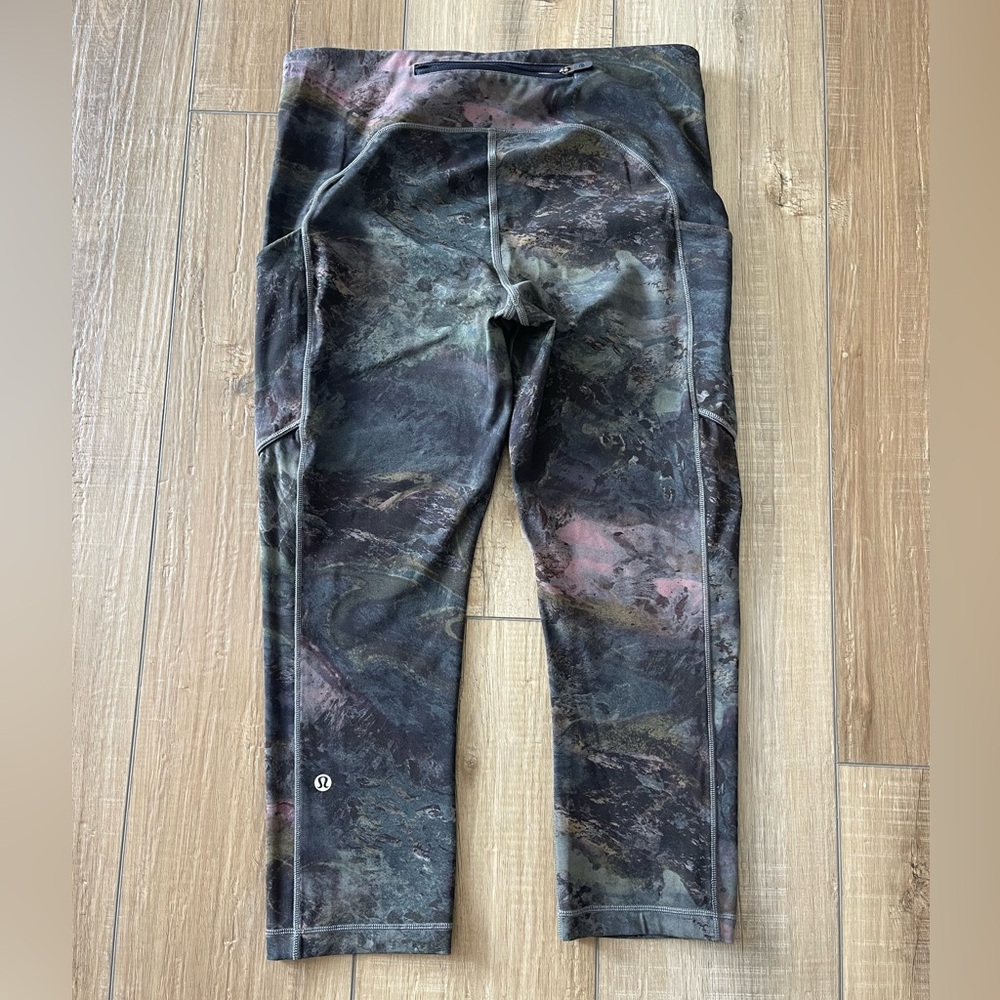Lululemon leggings Long Capri Size 8 Leggings Multicolor w/pockets